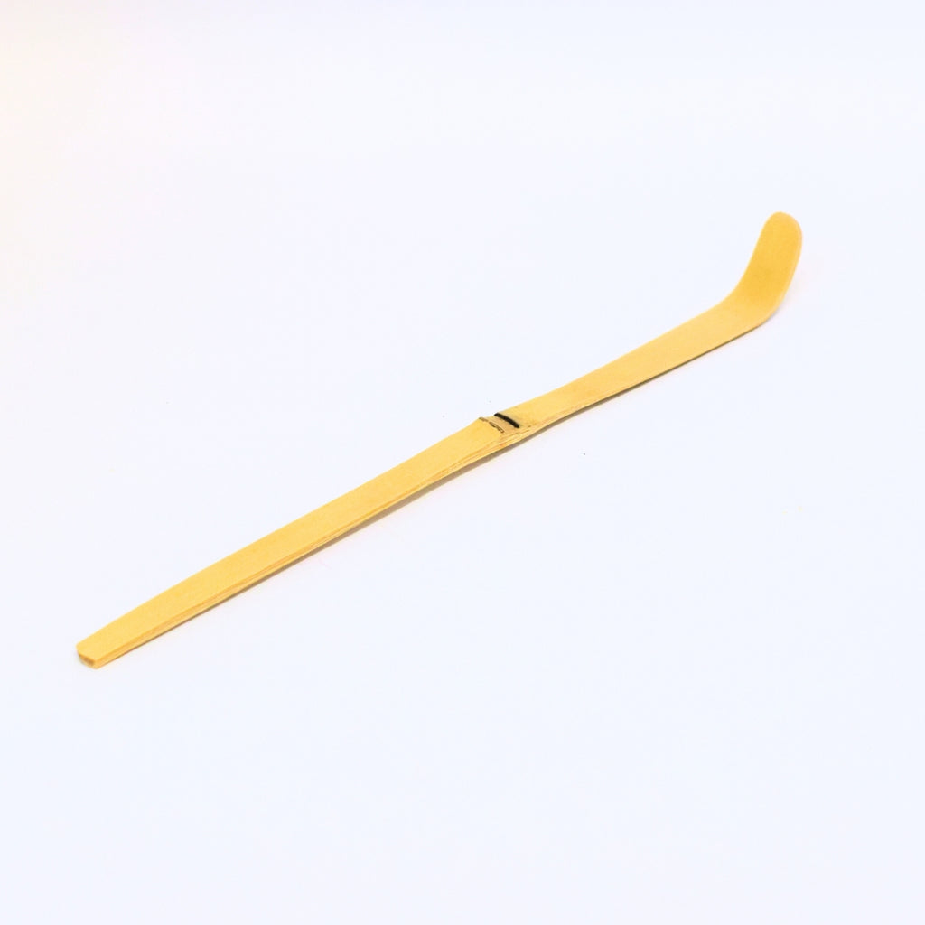 bamboo-chashaku-scoop-used-to-measure-hojicha-powder